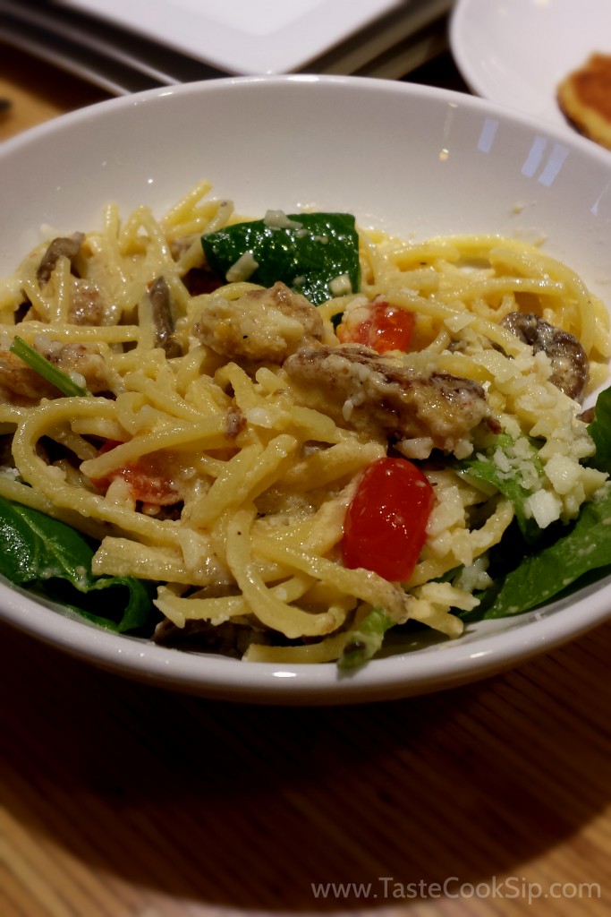 Alfredo MontAmore® Our famous spaghetti noodles tossed with a decadent four-cheese blend, roasted mushrooms, grape tomatoes, spinach and Parmesan chicken. Topped with a sprinkle of MontAmore cheese, parsley and fresh cracked pepper. 